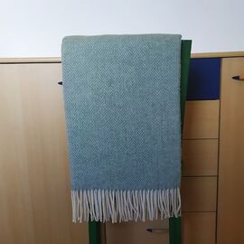 Salbeigrünes Wollplaid/Wolldecke — 100% Neuseelandwolle, 140x200 cm, mit Fransen, für Sofa & Bett