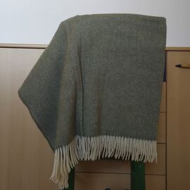 Olivgrünes Wollplaid / Wolldecke mit Fransen — 100% Neuseelandwolle, 140x200 cm, für Sofa & Bett
