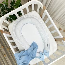 Doppelseitiges Babynest hellblau/weiß mit Matratze (für Jungen)