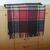 Tartan-Wolldecke aus 100 % reiner Wolle – Karomuster in Rot, Schwarz, Creme & Grün, 140×200 cm mit Fransen, Foto 3