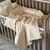 Beiges Neugeborenenset: BabyNest mit Matratze, Deckenwickel, Kissen