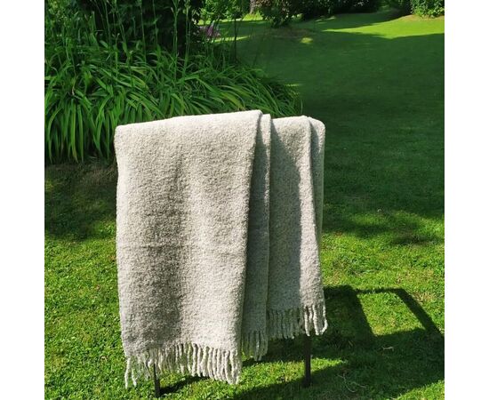 Hellgraue Bouclé-Wolldecke 140x200 cm, warme & gemütliche Decke mit Fransen für Sofa oder Garten, Foto 3