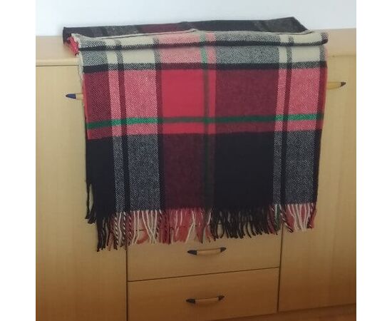 Tartan-Wolldecke aus 100 % reiner Wolle – Karomuster in Rot, Schwarz, Creme & Grün, 140×200 cm mit Fransen, Foto 3