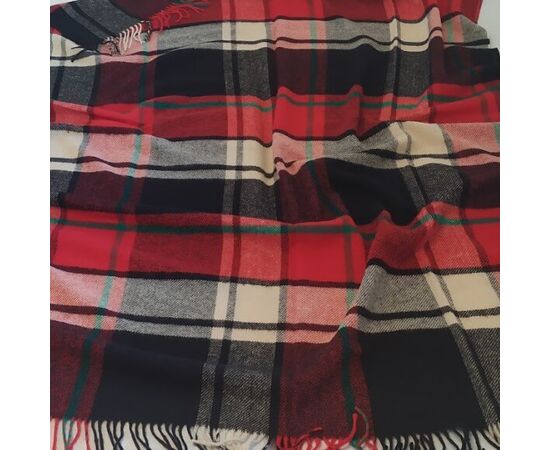 Tartan-Wolldecke aus 100 % reiner Wolle – Karomuster in Rot, Schwarz, Creme & Grün, 140×200 cm mit Fransen, Foto 4