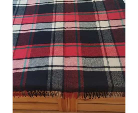 Tartan-Wolldecke aus 100 % reiner Wolle – Karomuster in Rot, Schwarz, Creme & Grün, 140×200 cm mit Fransen, Foto 5